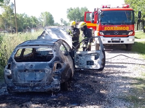 El fin de semana se incendió un auto en Maravilla del Oeste