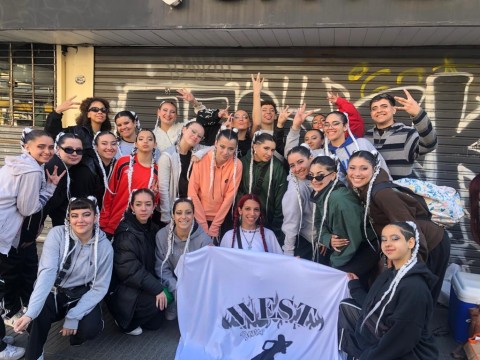 La historia del grupo de danzas que competía "para aprender" y se ganó la chance de una experiencia única