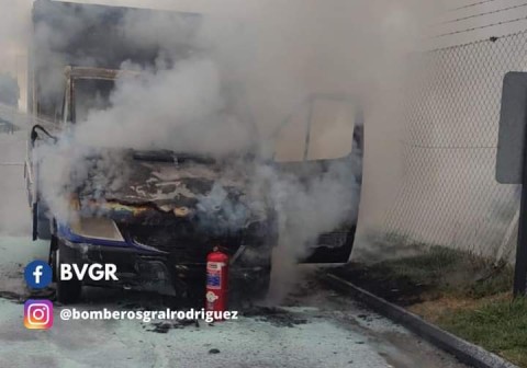 Un vehículo se incendió en el Acceso Oeste y quedó destrozado