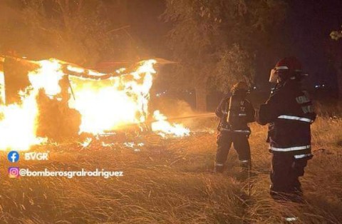 Una vivienda quedó envuelta en llamas en el barrio San Carlos durante la noche del sábado