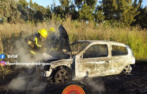 Los Bomberos Voluntarios debieron apagar el fuego de un auto en plena Ruta 24