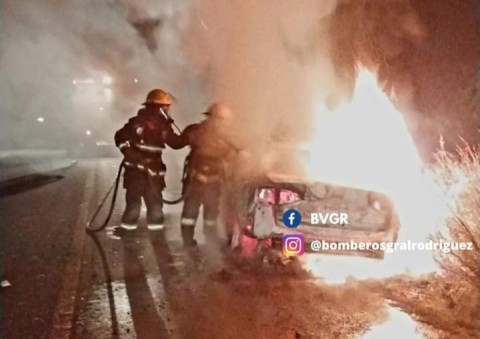 Se le prendió fuego el auto en plena ruta y debió llamar a los bomberos