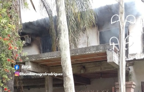 El primer piso de una casa de Villa Vengochea quedó envuelta en llamas