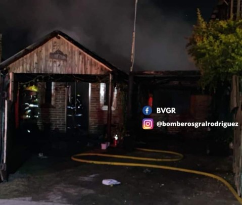 Importantes daños por incendio en una vivienda del barrio Altos del Oeste