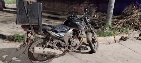 Motociclista chocó contra una patrulla municipal, revisaron sus datos y terminó con una causa