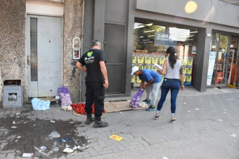 El Municipio desalojó a los manteros en el centro, luego de los destrozos en un local