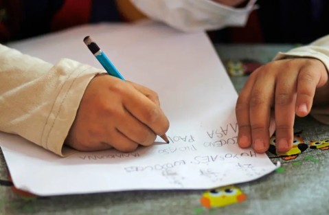 Ofrecen clases gratuitas de apoyo escolar en el barrio Agua de Oro