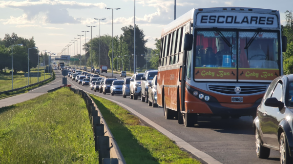 Largas colas por el robo que terminó en accidente