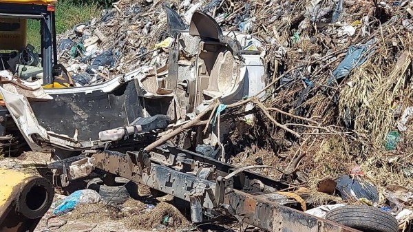 La zona de basura y restos de máquinas y camiones 