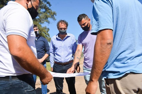 Mauro García con Katopodis recorriendo obras en calles de tierra