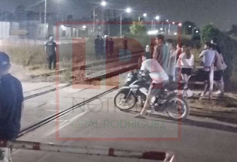 Tragedia ferroviaria: joven motociclista falleci&oacute; al ser arrollado por un tren a la altura del barrio G&uuml;emes