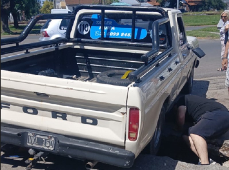 Un &ldquo;burako&rdquo; profundo en pleno centro de General Rodr&iacute;guez caus&oacute; un accidente