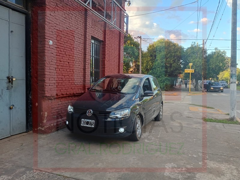 Increíble choque en el casco urbano terminó con un auto subido a la vereda