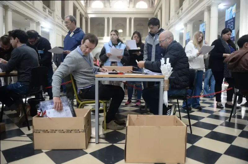 ¿Lo da vuelta Fuerza Patria?: se lleva a cabo el escrutinio definitivo en La Plata y hay expectativa