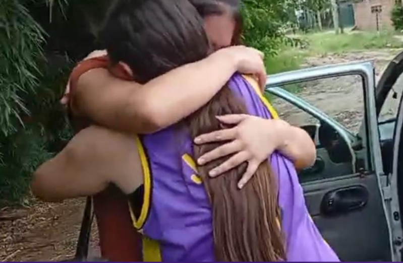 C&oacute;mo fue el emotivo reencuentro de Abril con su familia tras volver del Interior