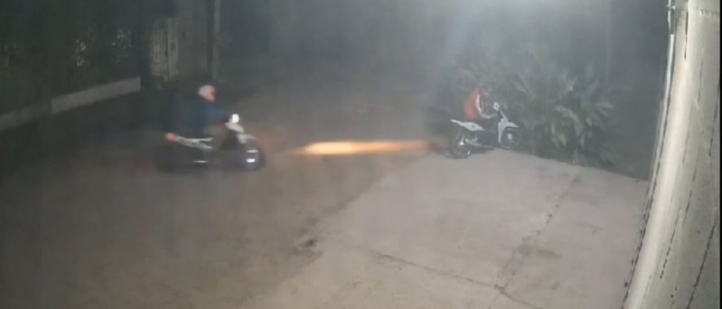 Por intentar escapar de los motochorros, se cay&oacute; al piso y aprovecharon a robarle su rodado