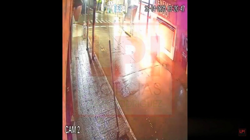 Video: así fue el incendio intencional a un reconocido comercio en pleno centro