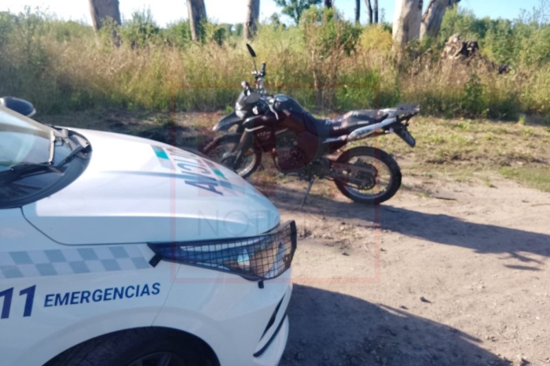 Tiroteo y persecución en el Acceso Oeste: buscan a dos sujetos que descartaron una moto y un revólver