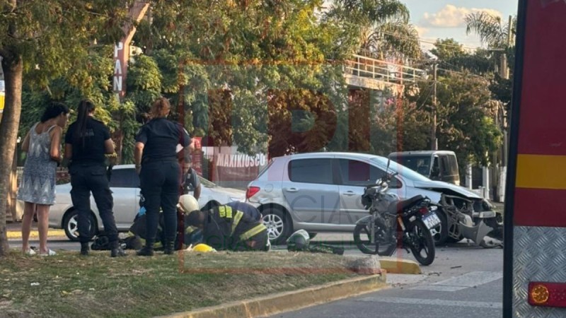Choque entre moto y auto en pleno centro de Gral Rodr&iacute;guez: un joven fue trasladado en c&oacute;digo rojo