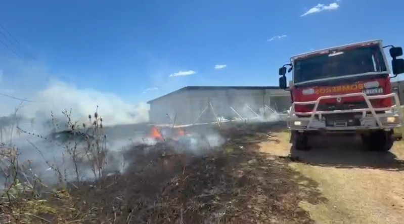 Susto e incendio en la Primaria N&ordm; 22 del barrio Bicentenario: las llamas avanzaron hacia el predio