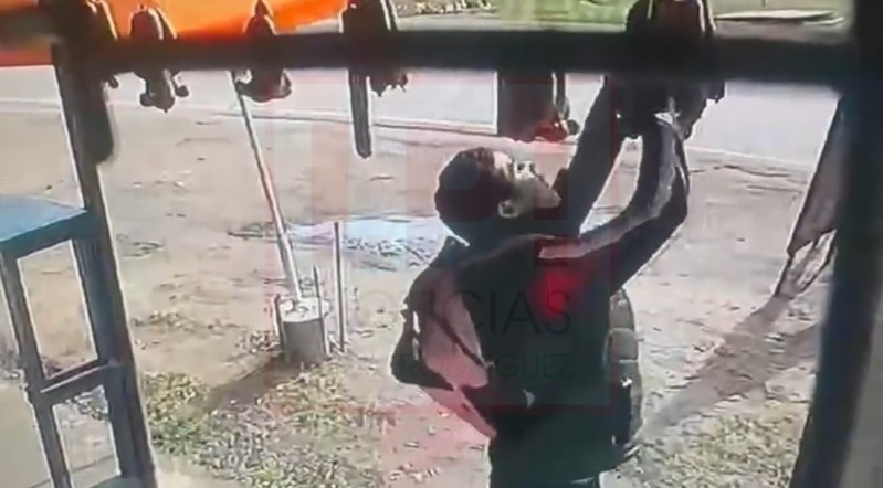 Ins&oacute;lito e indignante: se rob&oacute; un gancho de salamines mientras caminaba junto a un menor y qued&oacute; grabado