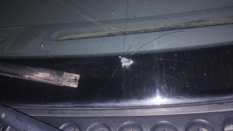 "Me lo podría haber matado a mi hijo": recibió un piedrazo en la camioneta cuando circulaba por calle Corrientes