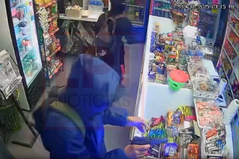 Video: violento asalto a mano armada a un histórico kiosco céntrico en plena madrugada
