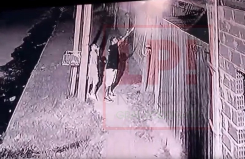 Ins&oacute;lito: vecino apunt&oacute; una bengala y atac&oacute; el frente de la propiedad de otro en plena Nochebuena y qued&oacute; filmado