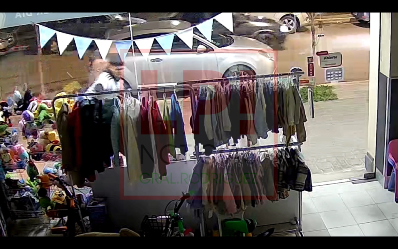 Video: as&iacute; fue el violento ataque a un comercio c&eacute;ntrico durante los festejos por la 'Scaloneta'