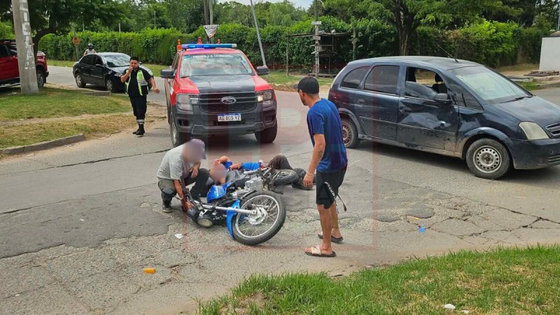 Nuevo accidente en la "esquina de riesgo": esta vez un motociclista result&oacute; herido