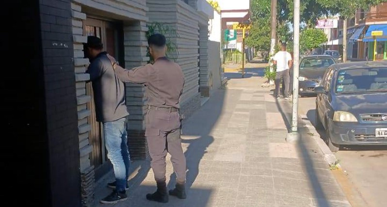 Agentes municipales retuvieron para lograr la detención de un "rompevidrios" que ya tenía antecedentes por robo a comercios
