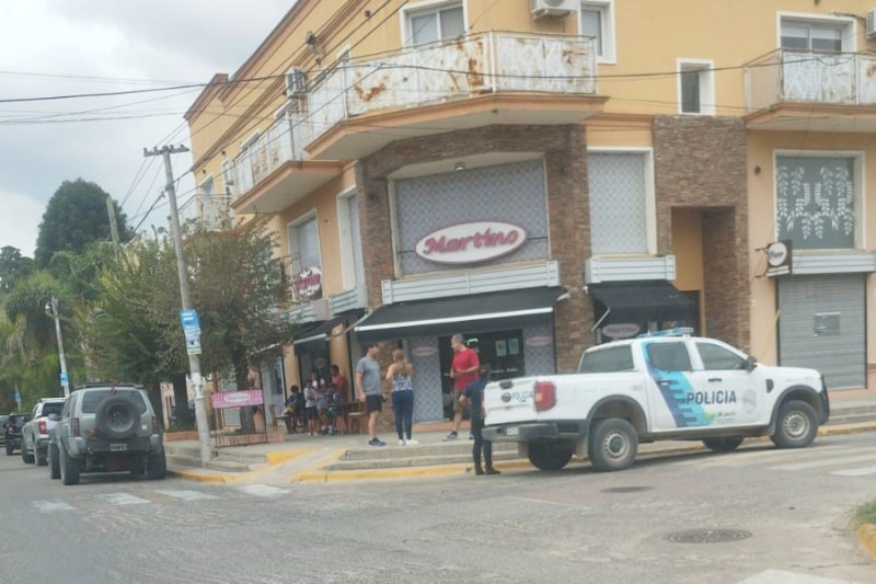 Video: asaltaron a mano armada una panader&iacute;a en pleno horario escolar y en la huida robaron una camioneta
