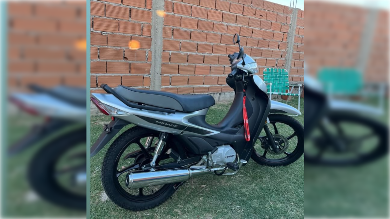 Cuatro motochorros la amenazaron y la tiraron de la moto para robarle: &ldquo;El casco me salv&oacute; la vida&rdquo;