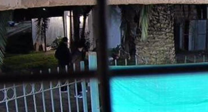 Motochorros encapuchados les apuntaron a dos j&oacute;venes para robarles los celulares