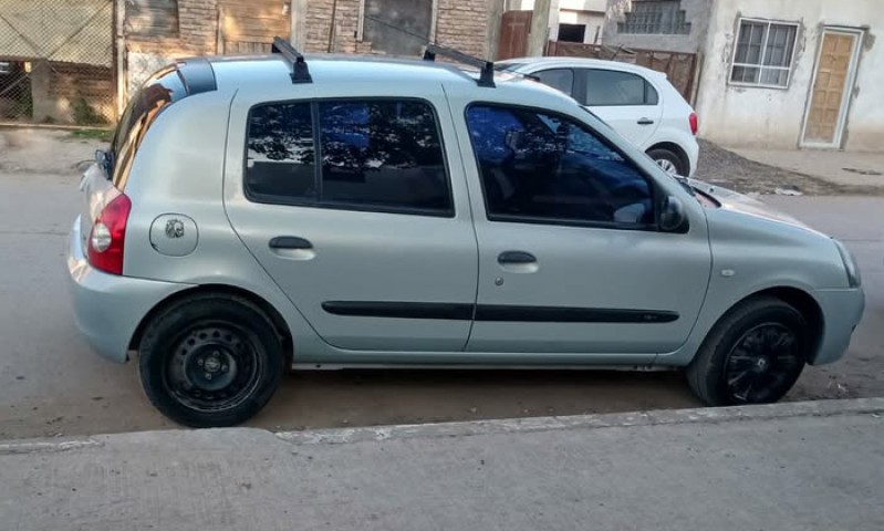 Lo amenazaron y le robaron el auto tras mantenerlo cautivo por varias cuadras