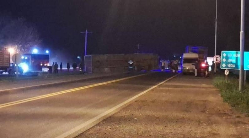 Camión transportista de General Rodríguez volcó en plena ruta y les robaron la mercadería y las jaulas