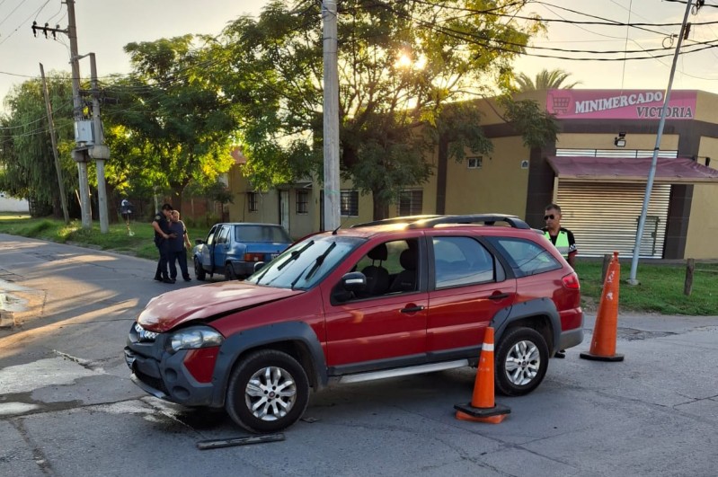 Siguen los accidentes de tr&aacute;nsito en la &ldquo;esquina de riesgo&rdquo;: una mujer debi&oacute; ser hospitalizada