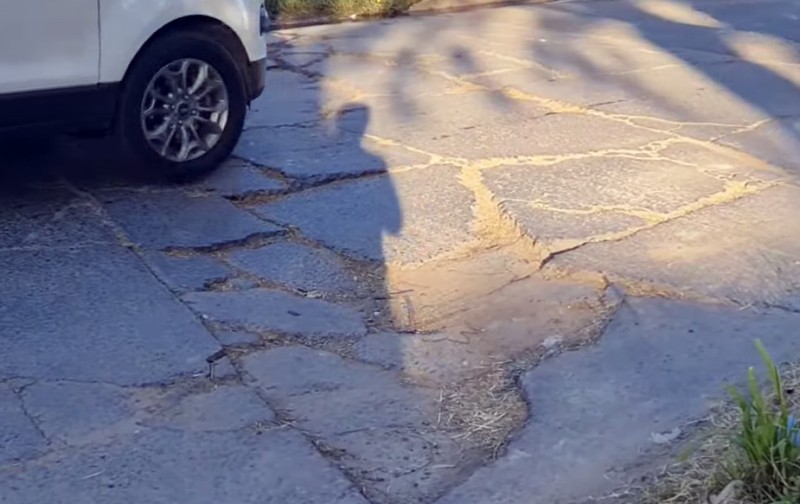 Calle Trueba: entre &ldquo;cr&aacute;cteres&rdquo;, aguas servidas y m&aacute;s de una d&eacute;cada de reclamos sin avances