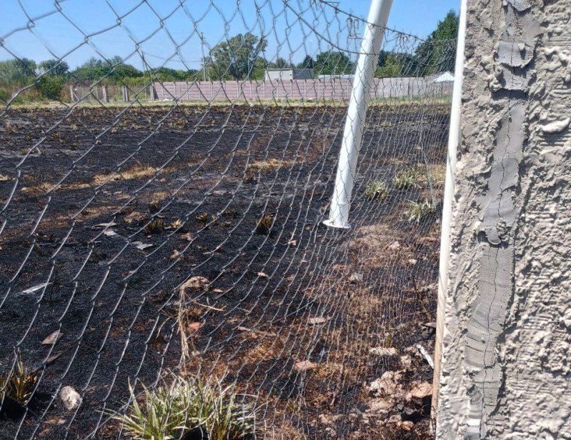 Vecinos denuncian intento de venta ilegal y un incendio intencional en un espacio p&uacute;blico
