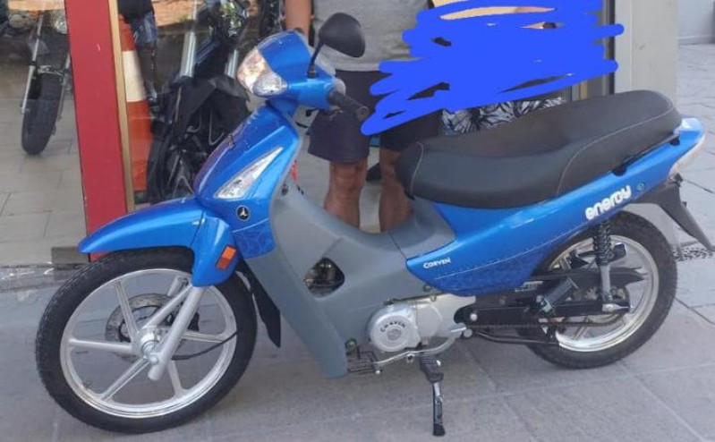 Lo interceptaron en un auto para robarle la moto a punta de pistola