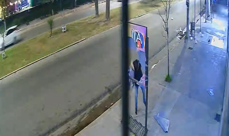 Video: la historia detr&aacute;s de un hombre captado en c&aacute;mara descargando su ira contra un comercio