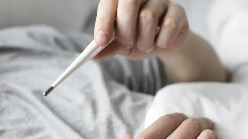 Alerta en el AMBA por un brote de fiebre tifoidea: cuáles son los síntomas y cómo se contagia