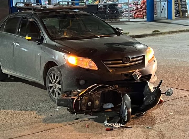 Un motociclista hospitalizado tras choque nocturno con un auto en cercan&iacute;as del casco urbano