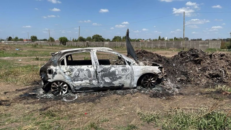Brutal ataque a un chofer de una aplicaci&oacute;n: lo golpearon salvajemente, le robaron el auto y lo quemaron