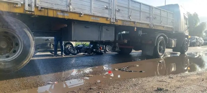 Incre&iacute;ble choque en Ruta 7 termin&oacute; con una moto siendo aplastada por un cami&oacute;n