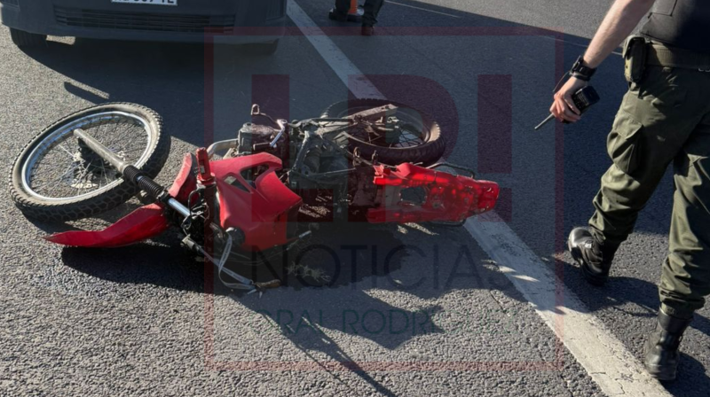 Accidente entre una moto y un peatón en la autopista deja dos heridos de gravedad