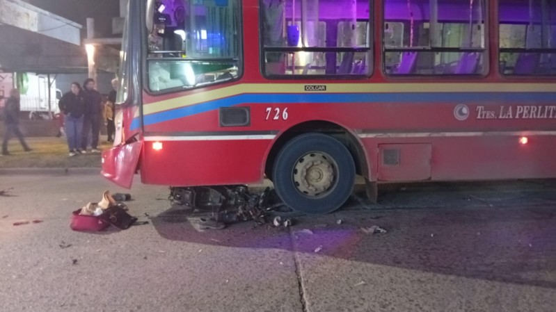 Dos j&oacute;venes en grave estado tras fuerte choque entre moto y colectivo de La Perlita en el centro