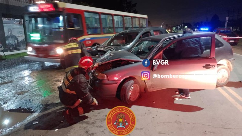 Dos autos chocaron en Ruta 7 y un joven fue trasladado al Hospital