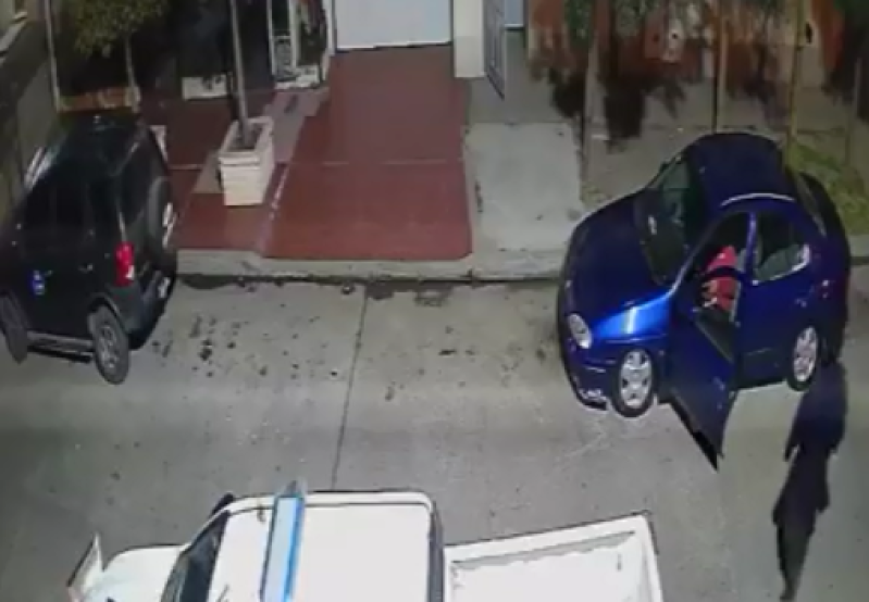 Video: se quedó dormido en su auto y le robó un policía
