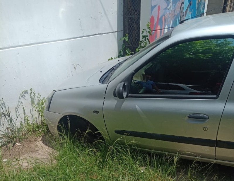 Hospital Vicente López: empleada dejó su auto en el estacionamiento y le robaron una rueda